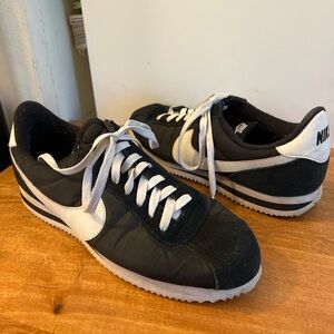 Nike Classic Cortez Nylon Men’s Size 10 Black White Retro Running Sneakers